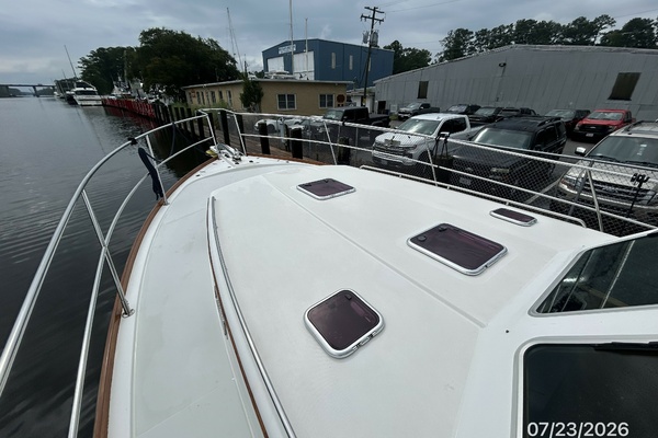 42' Sabre foredeck1