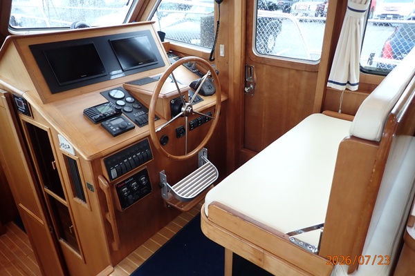 42' Sabre lower helm1