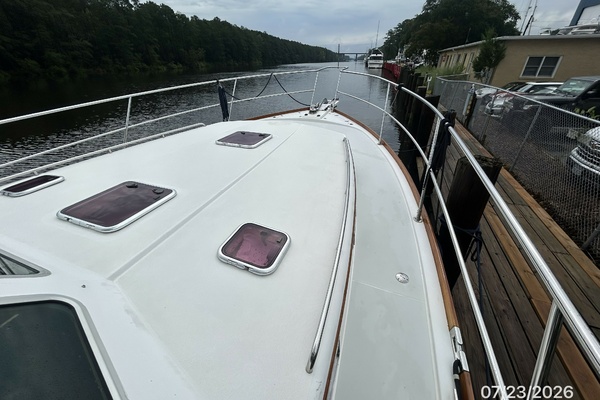 42' Sabre foredeck2