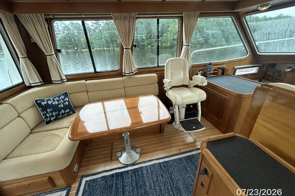42' Sabre salon port