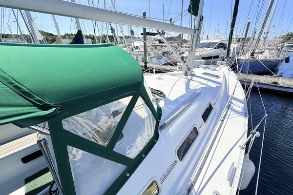 Photo of the 2004 Beneteau 373 "Gusto"