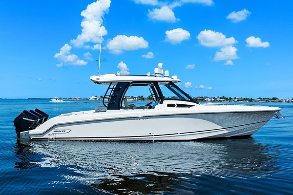 2023 Boston Whaler 350 Realm