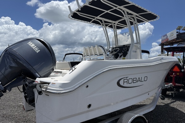 Photo of the 2024 Robalo R180