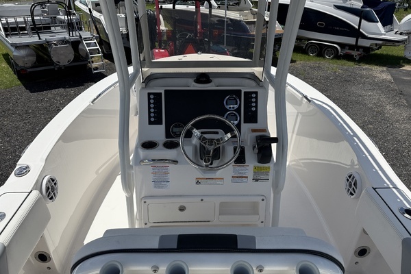 Photo of the 2024 Robalo R180
