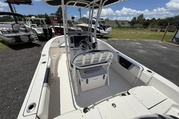 Photo of the 2024 Robalo R180