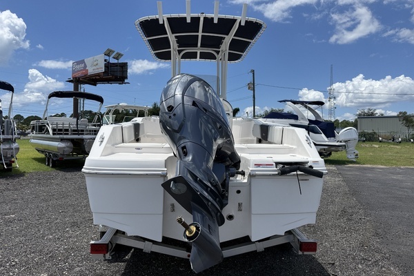 Photo of the 2024 Robalo R180