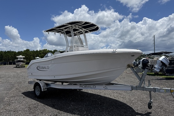 Photo of the 2024 Robalo R180