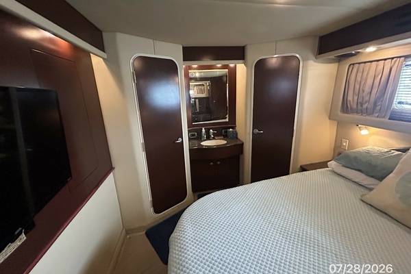 40' Sea Ray master stateroom starboard