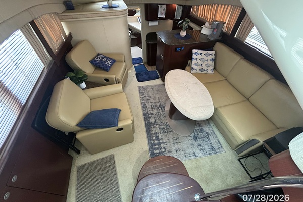 40' Sea Ray salon forward