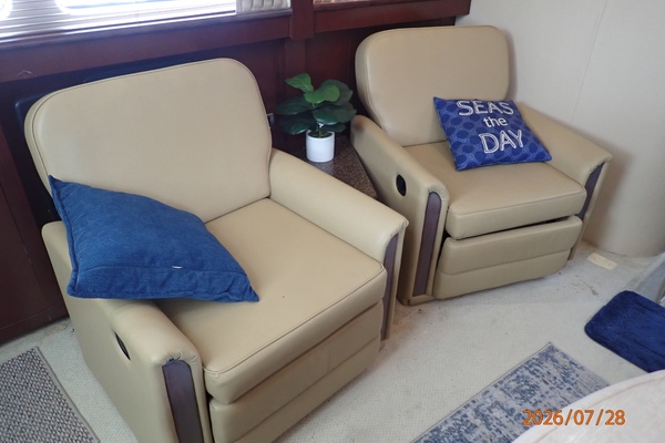 40' Sea Ray salon port seating