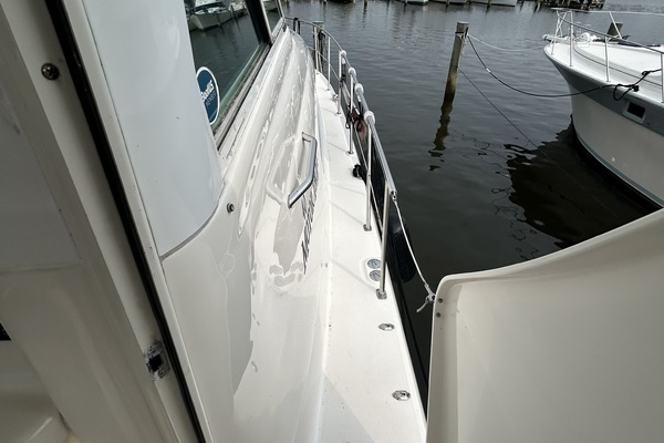 40' Sea Ray starboard side deck1