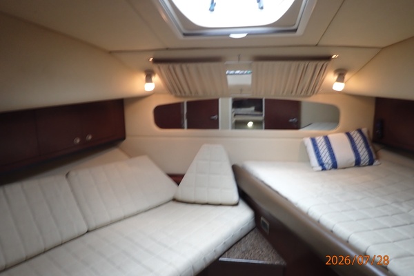 40' Sea Ray guest stateroom
