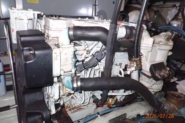 40' Sea Ray starboard main engine