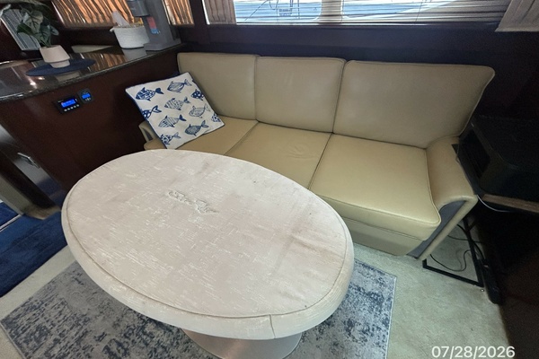 40' Sea Ray salon starboard seating1