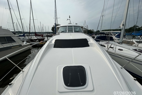 40' Sea Ray foredeck aft