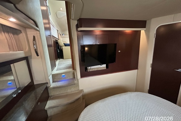 40' Sea Ray master stateroom forward