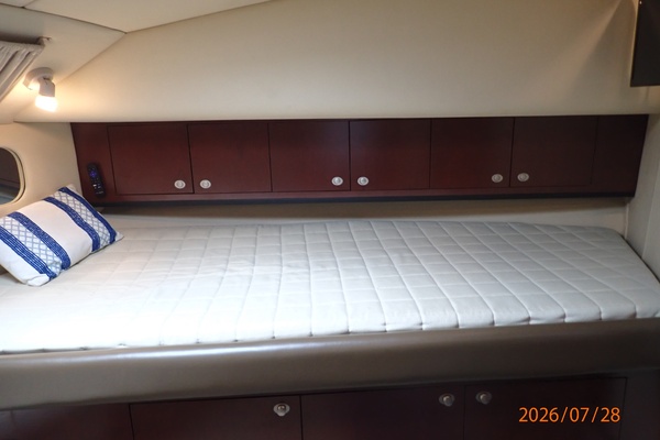 40' Sea Ray guest stateroom starboard