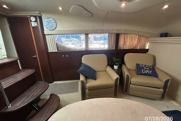 40' Sea Ray salon port