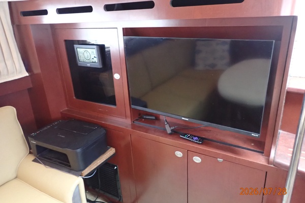 40' Sea Ray salon starboard aft