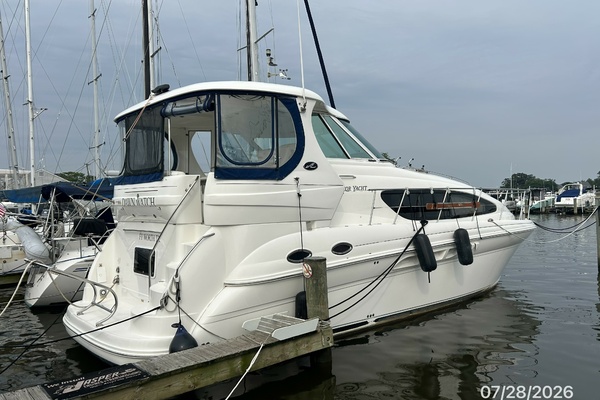 40' Sea Ray starboard aft profile