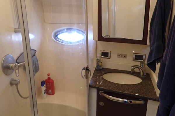 40' Sea Ray guest stateroom head