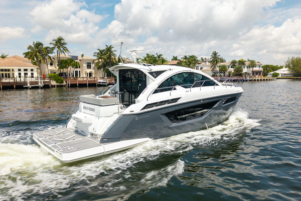 2023 Cruisers Yachts 50