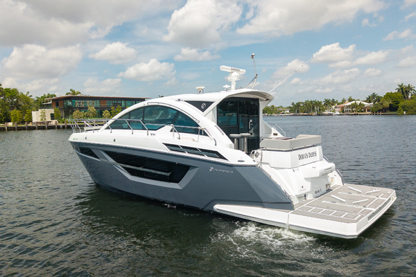 2023 Cruisers Yachts 50