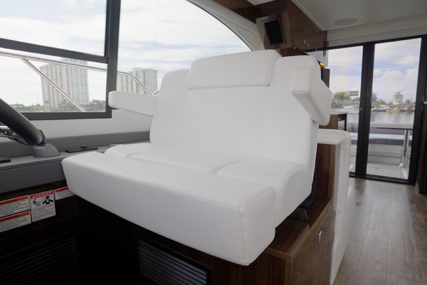 2023 Cruisers Yachts 50