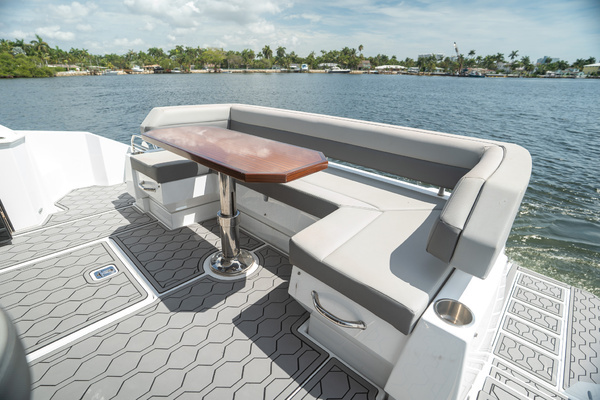 2023 Cruisers Yachts 50