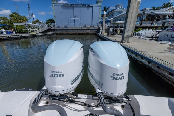 29ft Everglades Yacht For Sale