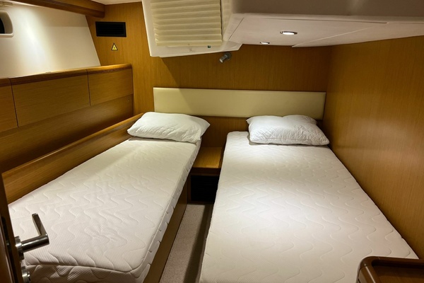 57ft Jeanneau Yacht For Sale
