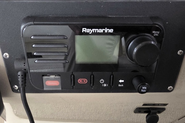 Helm  Raymarine VHF