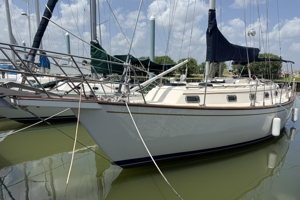 1990 Island Packet 35