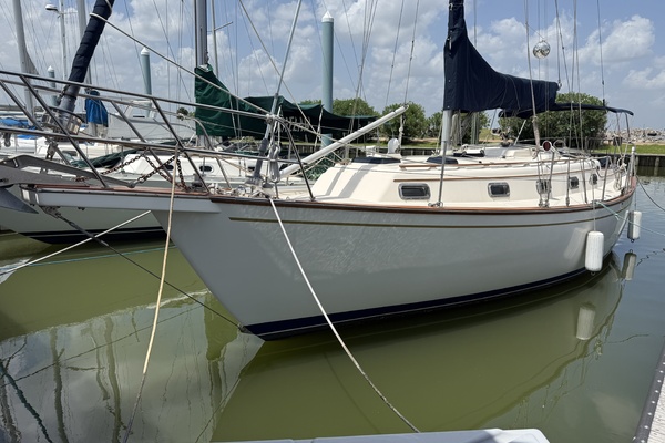 1990 Island Packet 35