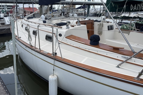 1990 Island Packet 35