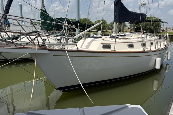 1990 Island Packet 35