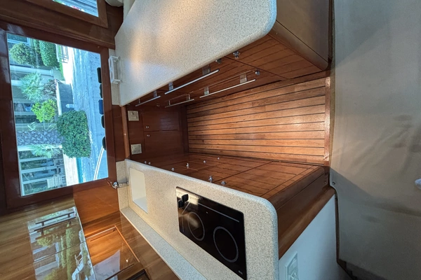 2005 Hatteras 50