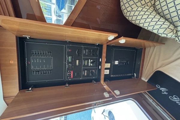 2005 Hatteras 50