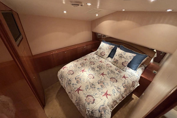 2005 Hatteras 50