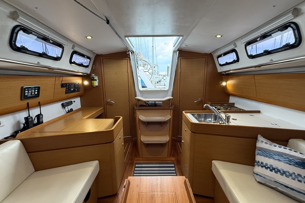 La Mer 35ft Beneteau Yacht For Sale
