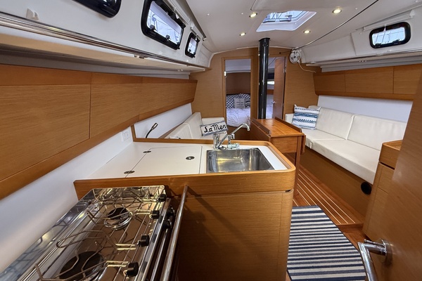 La Mer 35ft Beneteau Yacht For Sale