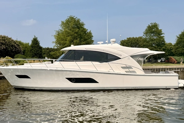 2017 Riviera 52