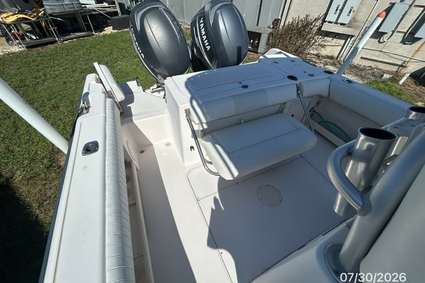 22' Grady-White cockpit aft2