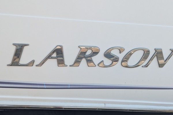 Photo of the 2010 Larson Cabrio 274 "Escape II"