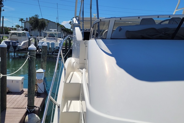 Midnight Blue 35ft Silverton Yacht For Sale