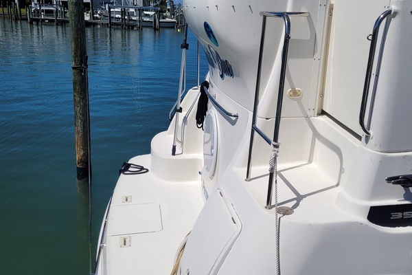 Midnight Blue 35ft Silverton Yacht For Sale