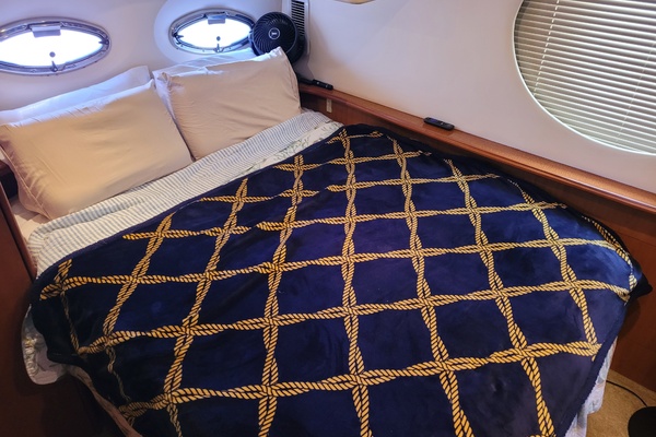 Midnight Blue 35ft Silverton Yacht For Sale