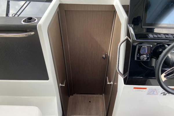 IRIHK375I526 30ft Jeanneau Yacht For Sale
