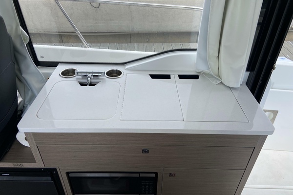 IRIHK375I526 30ft Jeanneau Yacht For Sale
