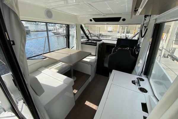 IRIHK375I526 30ft Jeanneau Yacht For Sale